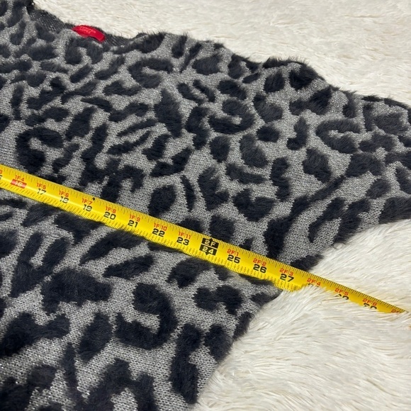 Jennifer Lopez Leopard Metallic Grey Fuzzy Printed  Sweater Size Large - Picture 4 of 10